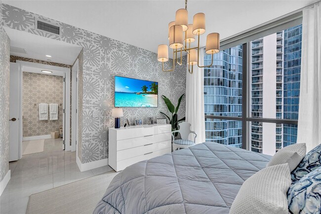 Building Photo - 100 E Las Olas Blvd