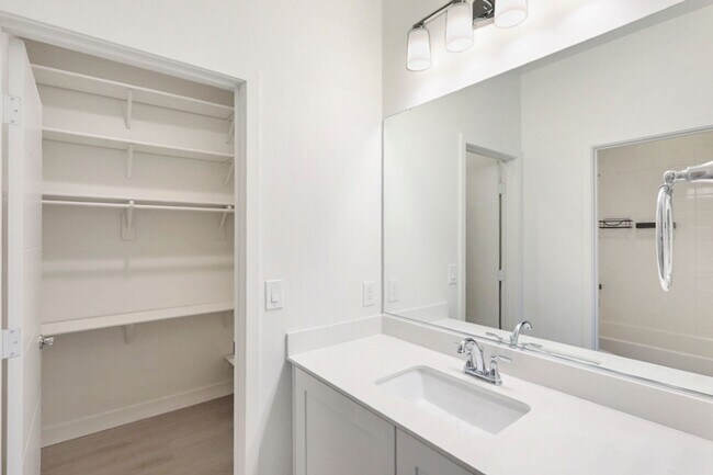 Building Photo - Summerlin Beauty With Bed and Bath On 1st Floor