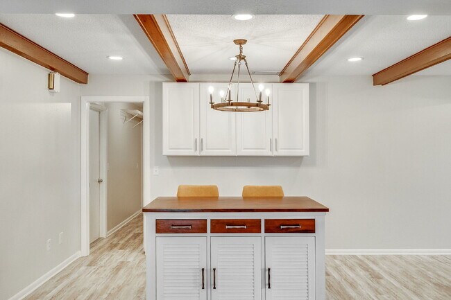 Building Photo - Beautiful 4 bedroom, 2 bathroom in Satellite Beach! NO HOA!!