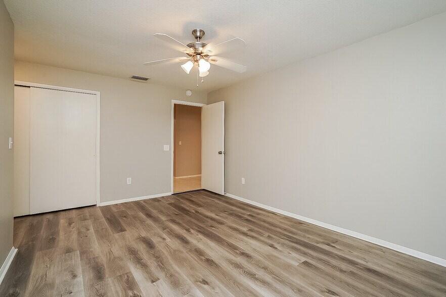 Building Photo - 1418 High Knoll Dr