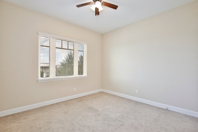 Building Photo - Beautiful 3/2.5 Spacious Townhome with a L...