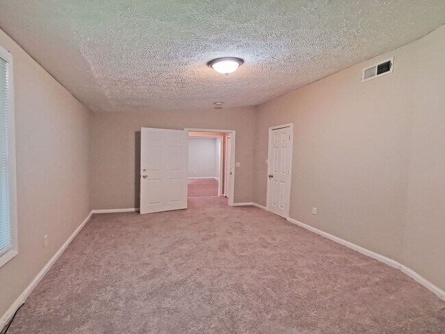 Building Photo - Beautifully Updated 4-Bedroom Home Near Mo...