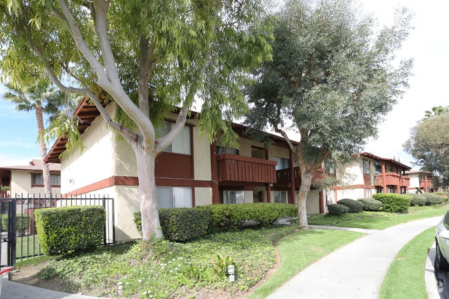 Building Photo - Tara Woods Garden Apartments