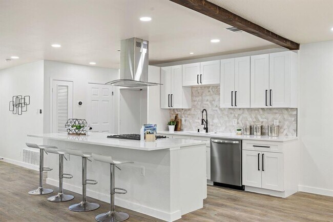 Building Photo - 6910 Rufus Dr