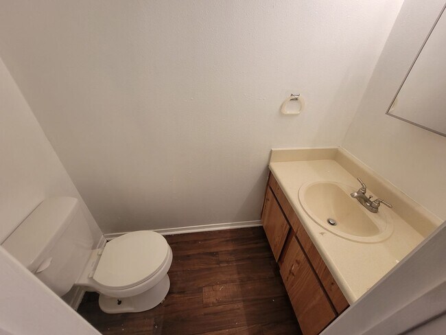 Building Photo - Commuter’s Dream Home! Live close to local food and quick interstate access