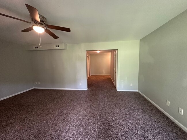 Building Photo - 3 Bedroom Townhouse in Campbell County