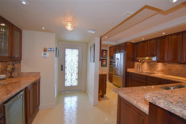 Building Photo - 1012 N Ocean Blvd