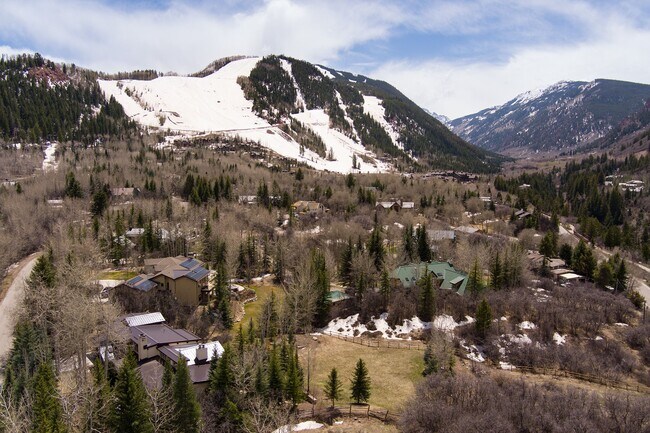 Building Photo - 75 Glen Eagle Dr