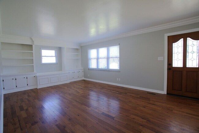 Building Photo - 3 Bedroom / 2 Bath Home for Rent – South Knoxville - Ideal for students! Close to campus!