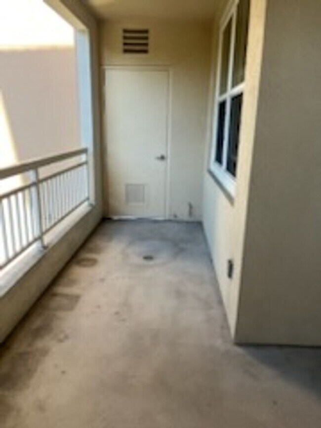 Building Photo - Epic REA - Great 1 BR/1 BA Condo w/Parking...