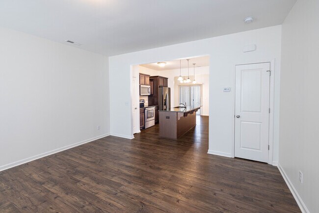 Building Photo - BEAUTIFUL Two Bedroom Townhome - Pineville Regent Park - Available Now