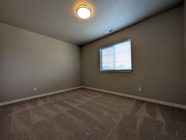 Building Photo - Great 3 bedroom/ 2.5 bathroom duplex- Near...
