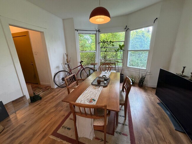 Building Photo - Charming 1,100 Sq Ft 2BR Home in South Park - Prime Seattle Location - Washer/Dryer in Unit!