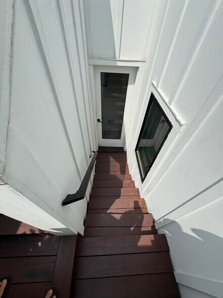 Building Photo - 614 Otis Pl NW