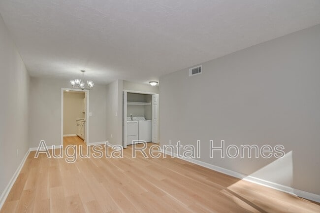 Building Photo - 2806 Thomas Ln