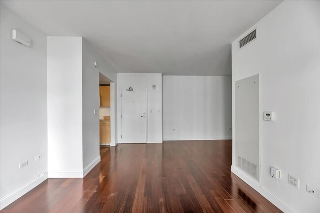 Building Photo - 425 W Beech St