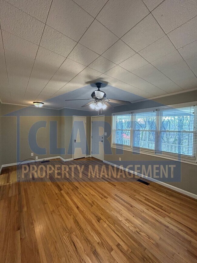 Building Photo - Single level! Two bedrooms!