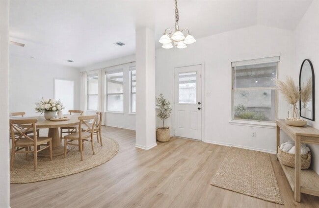 Building Photo - 1611 Sunnycrest Cir
