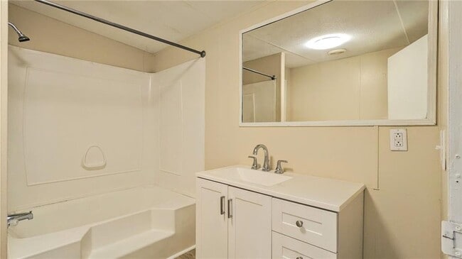 Building Photo - 99 Center Grove Dr
