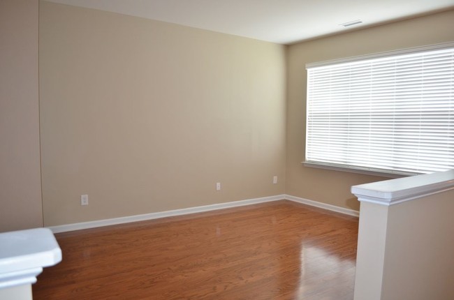 Building Photo - Gorgeous townhome in Cary Park