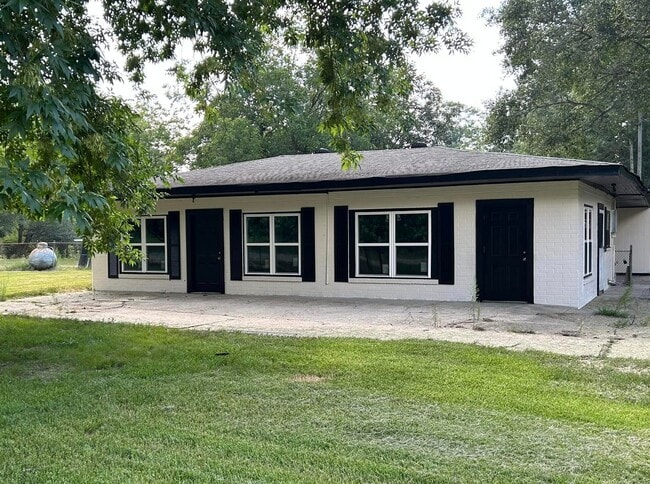 Building Photo - 3 Bedroom 1 Bath House Available For Rent