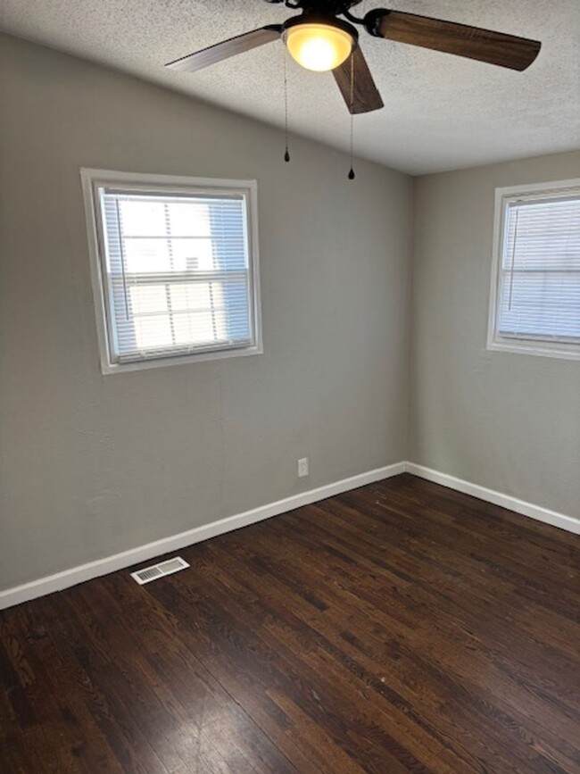 Building Photo - Available Now! 3 Bedroom, 1.5 Bath in Kans...