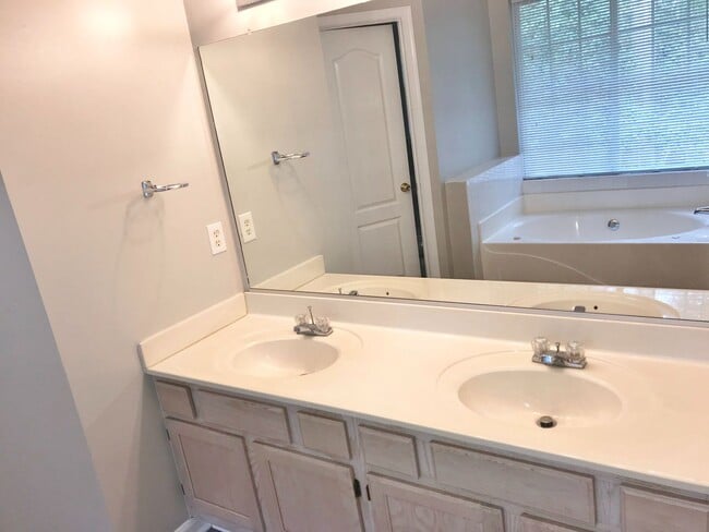 Building Photo - Oakbrooke Meadows