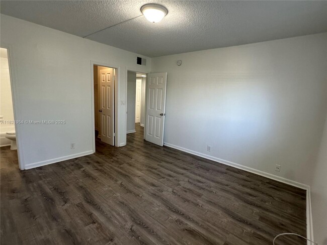 Building Photo - 1400 NE 56th St
