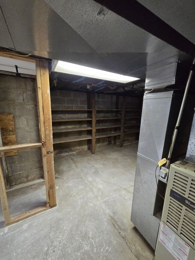 Building Photo - 3 bedroom, large privacy fenced in yard, oversized garage