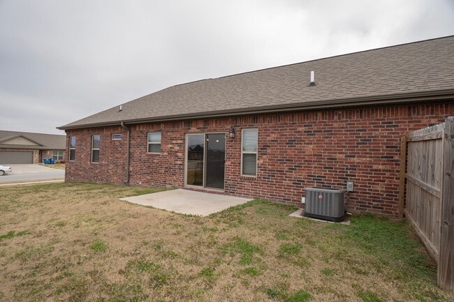 Building Photo - Charming 2 bedroom!