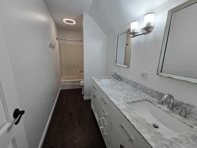 Building Photo - 1276 N Howell Dr
