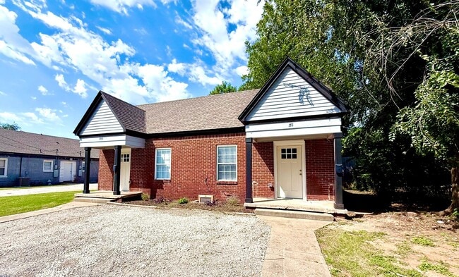 Primary Photo - Completely Remodeled 1BD 1BA Duplex Locate...