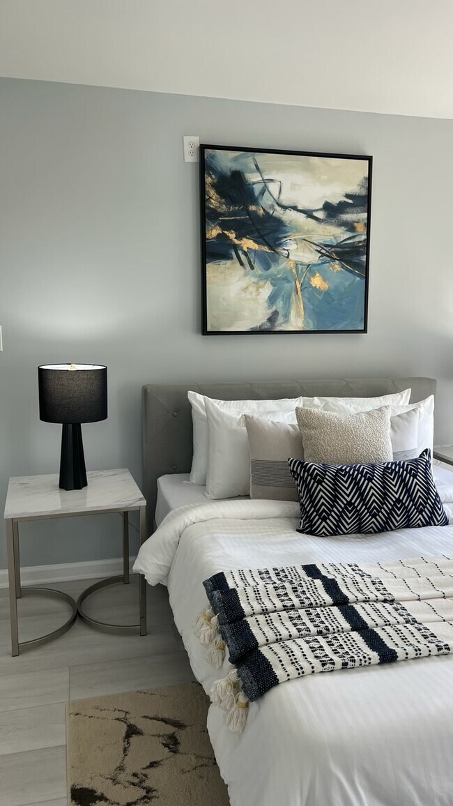 Building Photo - 806 Aileen Ave