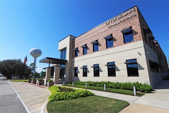 Building Photo - 5111 Maple St