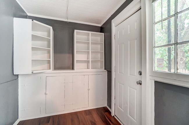 Building Photo - Spacious Three Bedroom in Dayton!