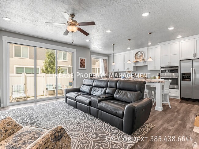 Building Photo - 10855 N Sandstone Way