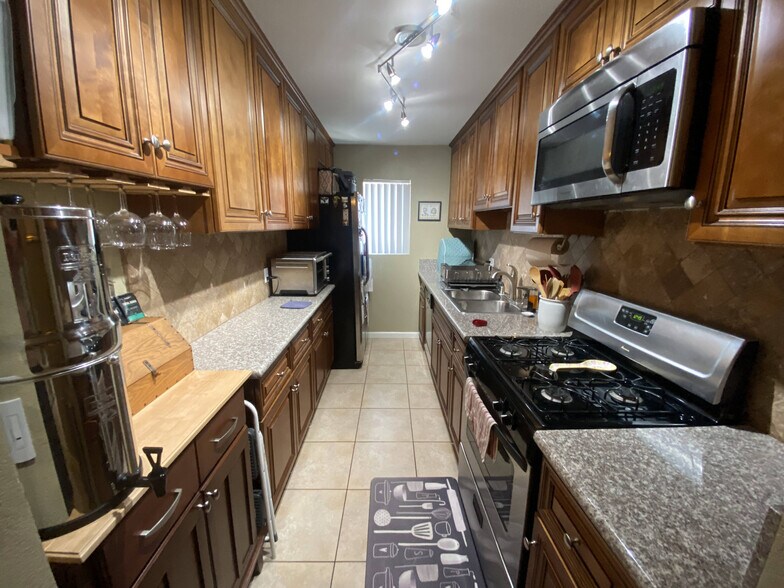 Building Photo - 172 W Elm Ct