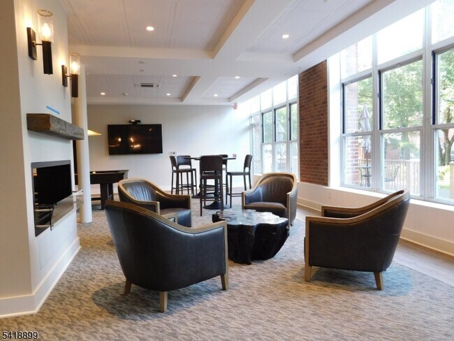 Building Photo - 300 Main St