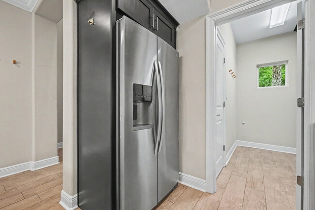 Building Photo - 490 Soundview Ct