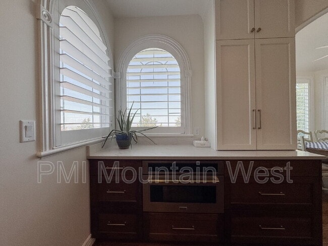 Building Photo - 49 E Fairway Dr
