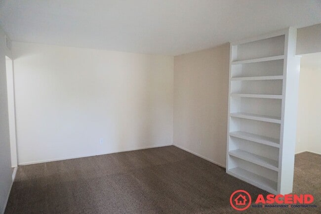 Building Photo - Lovely Home Off S Real Rd and Bell Terr!