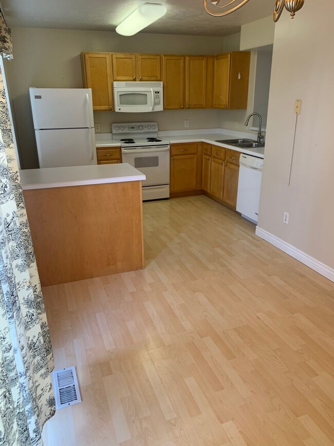 Building Photo - Draper Town Home w/3 bed, 2 1/2 bath and g...