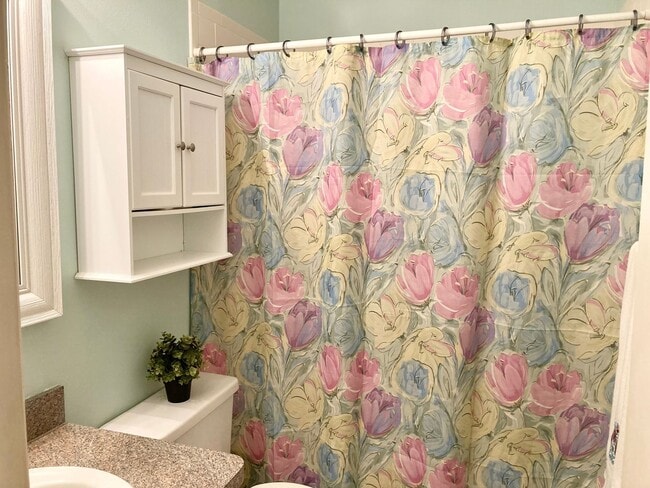 Building Photo - 2 bedroom, 2 bath ground level condo with ...