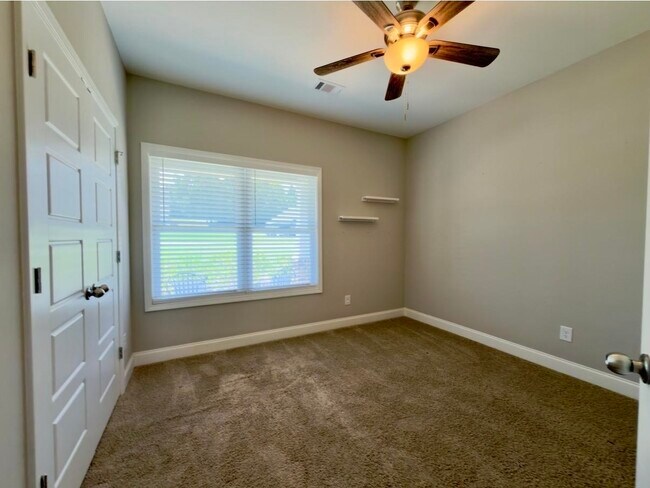 Building Photo - 121 Alexander Lakes Dr