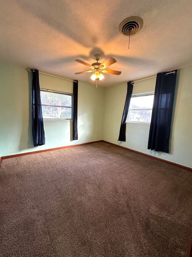 Building Photo - MOVE IN SPECIAL- Nice 2/1 Home w/ Fenced Yard in St Cloud