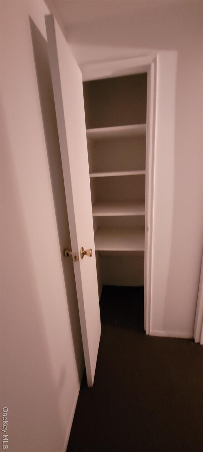 Building Photo - 2 Williamsburg Ct