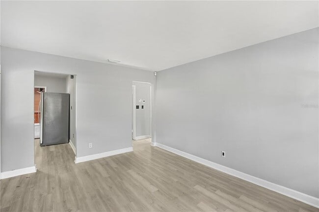 Building Photo - 6013 N Otis Ave