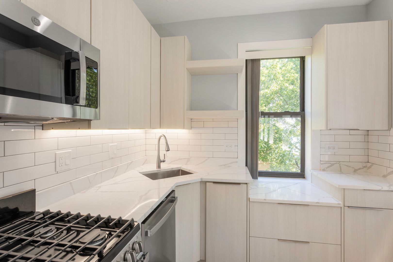 Building Photo - 7507 N Eastlake Ter