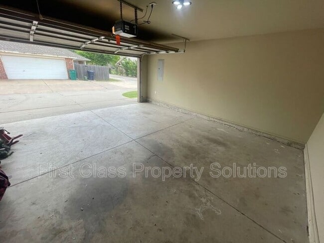 Building Photo - 400 N Willowood Dr