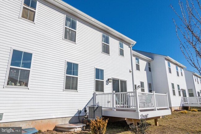 Building Photo - 204 Wynstone Ct